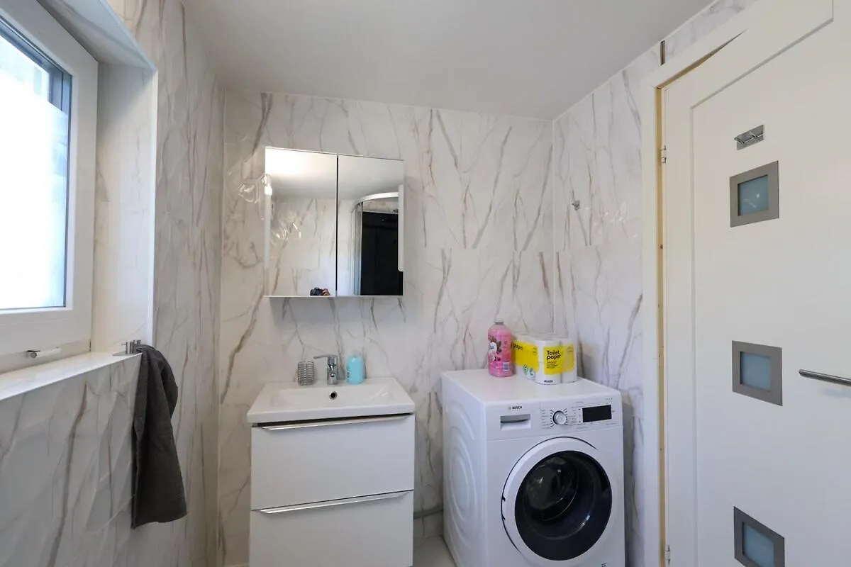 8 Beds - Workers Dream Home - Free Parking - Wifi Gothenburg Villa